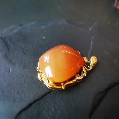 金丝玉18K金镶钻吊坠